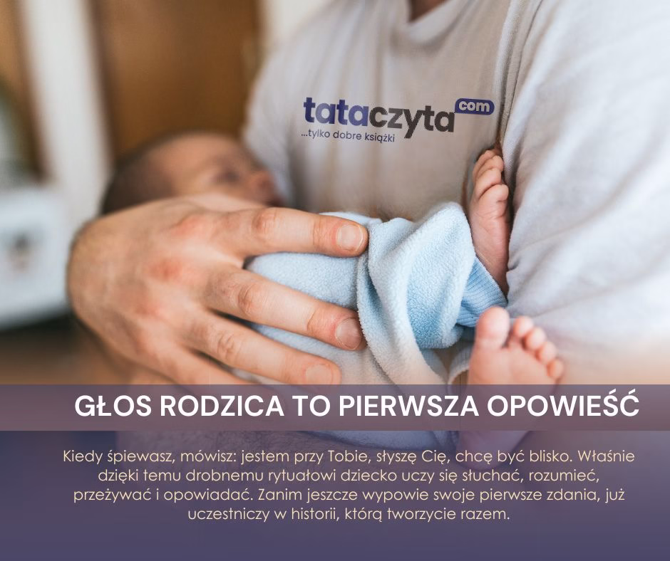 Ojciec trzymający noworodka w ramionach. Na koszulce logo „tataczyta.com”. Na dole tekst: „Głos rodzica to pierwsza opowieść” oraz cytat o wartości śpiewania dziecku.