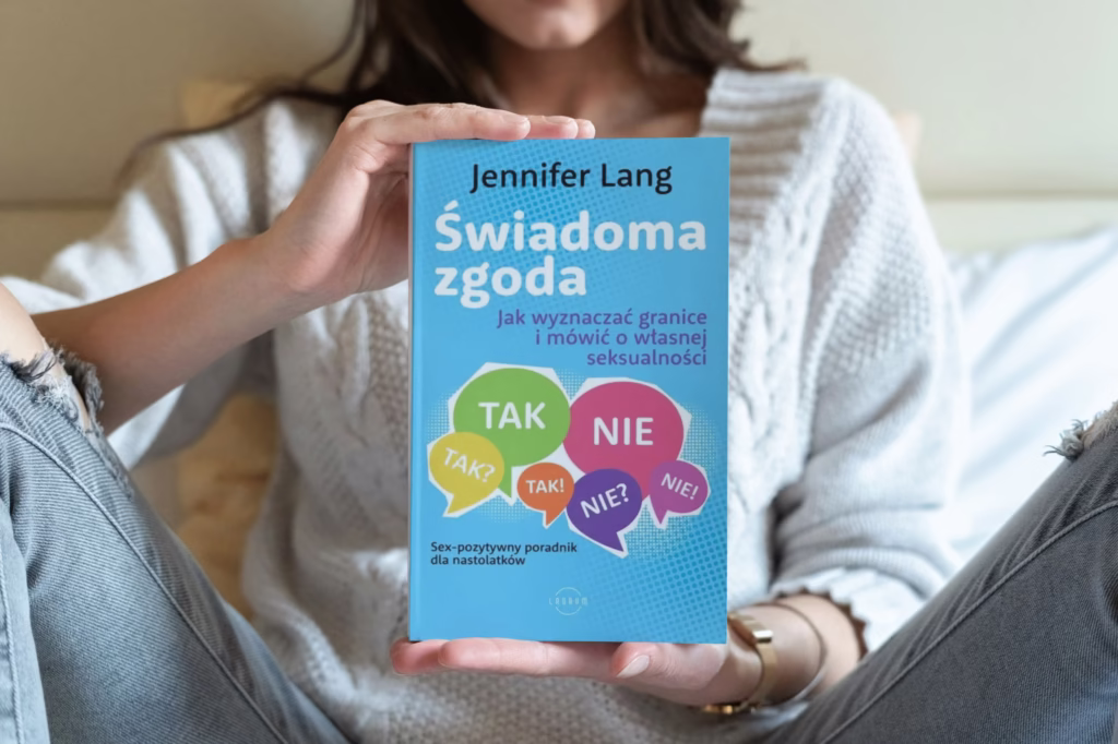 Świadoma zgoda, Książka Jennifer Lang trzymana w rękach – poradnik o granicach i seksualności dla nastolatków.
