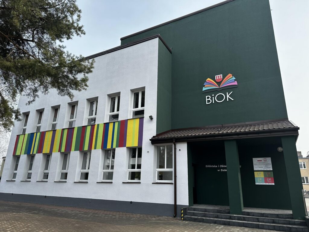 Biblioteka i ośrodek kultury w bielawach nowoczesny budynek